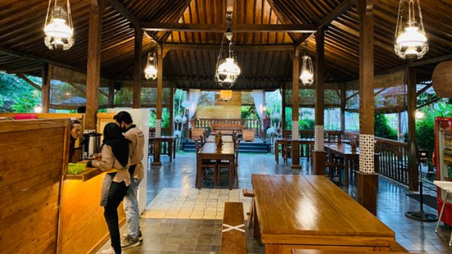 Tentang Omah Eyang Resto
