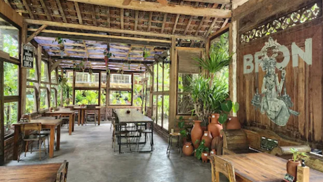 Daya Tarik Bron Cafe